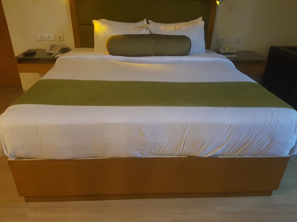 Peerless Hotel Haiderabad Buitenkant foto