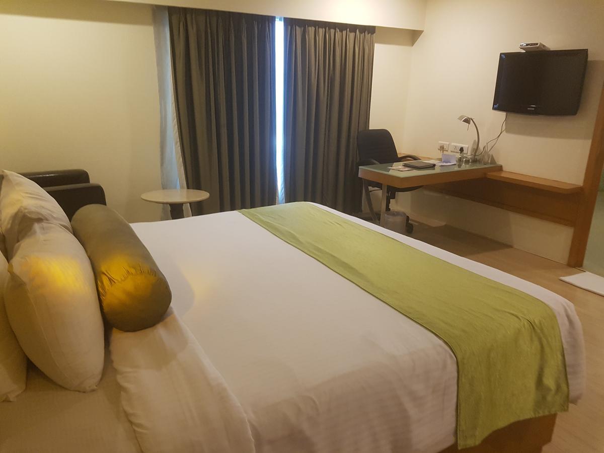 Peerless Hotel Haiderabad Buitenkant foto