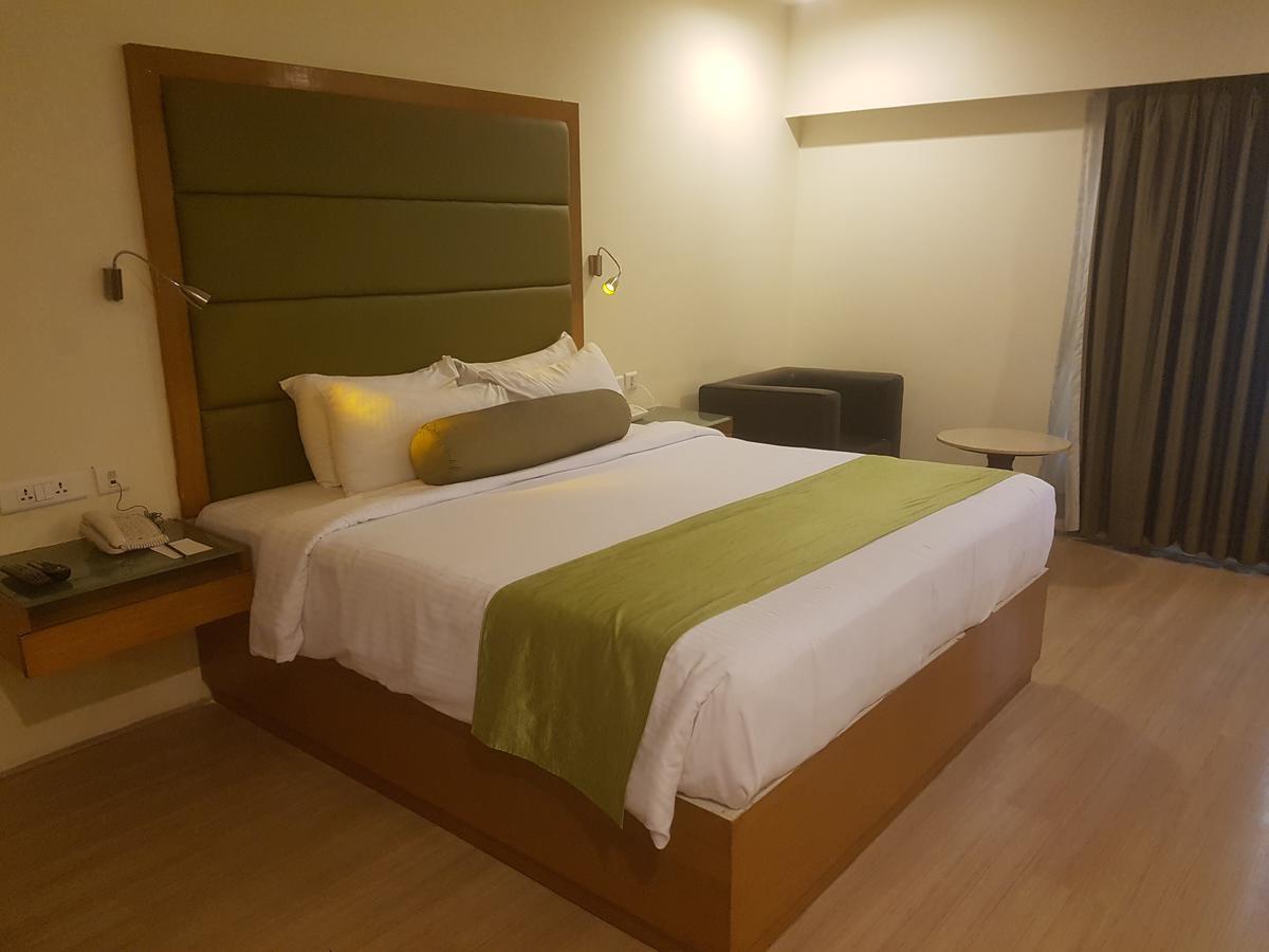 Peerless Hotel Haiderabad Buitenkant foto