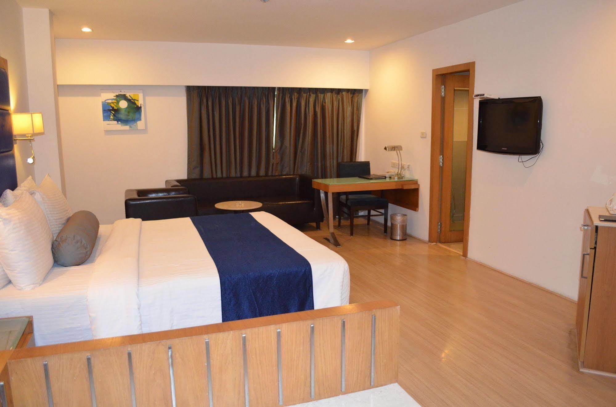 Peerless Hotel Haiderabad Buitenkant foto