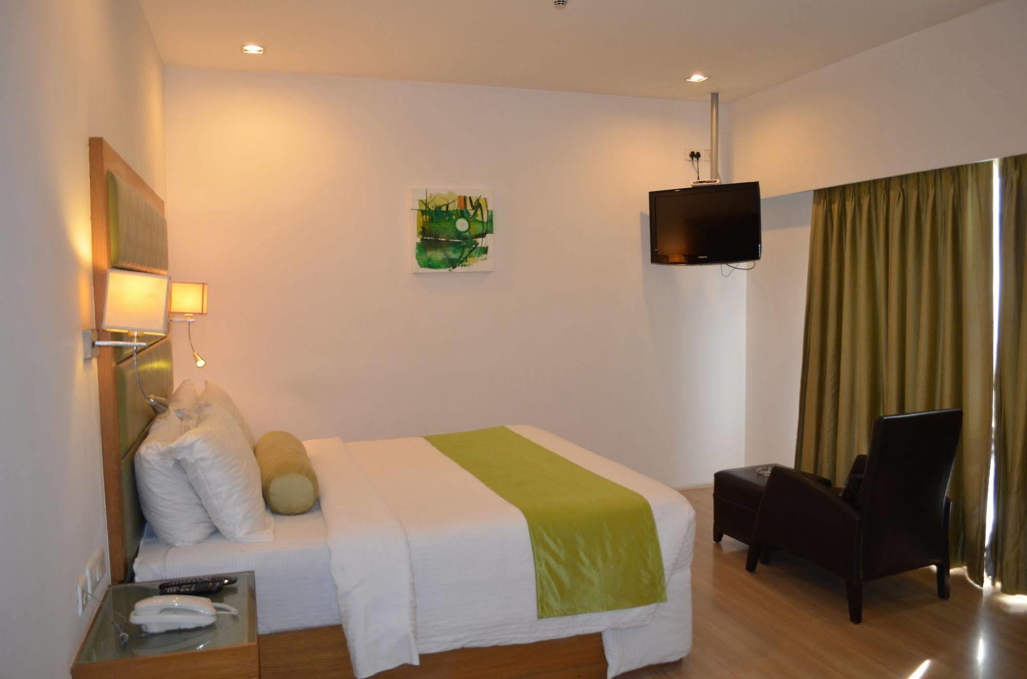 Peerless Hotel Haiderabad Buitenkant foto