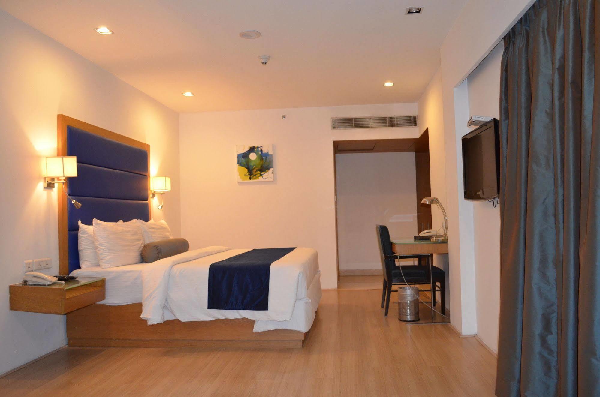 Peerless Hotel Haiderabad Buitenkant foto