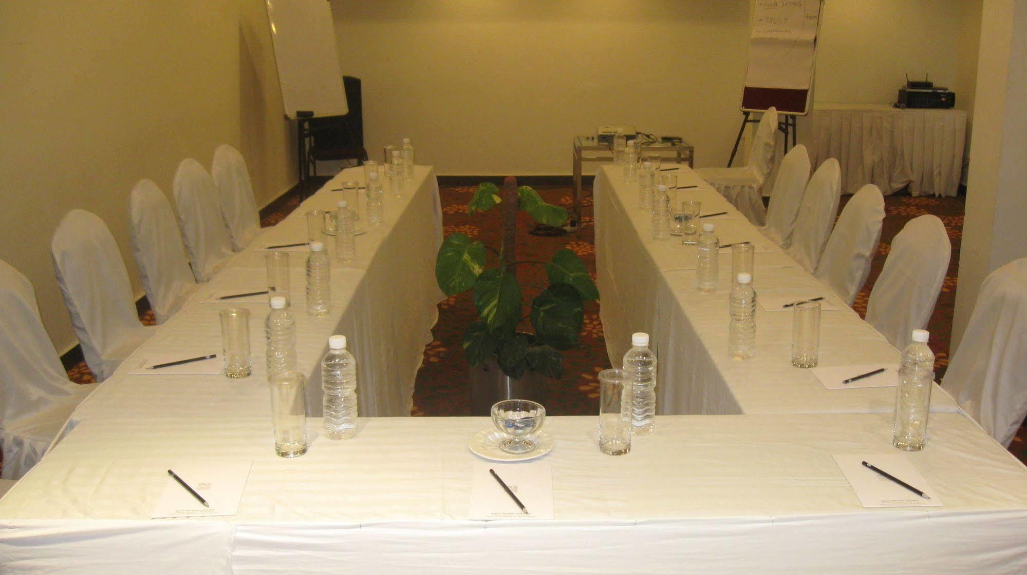 Peerless Hotel Haiderabad Buitenkant foto