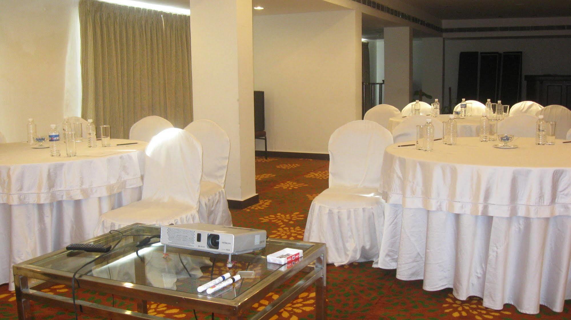 Peerless Hotel Haiderabad Buitenkant foto